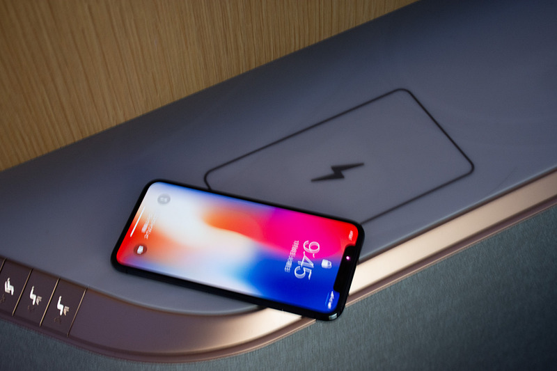 Qi対応の充電パッド。対応スマートフォンなどを置くだけで充電が始まる