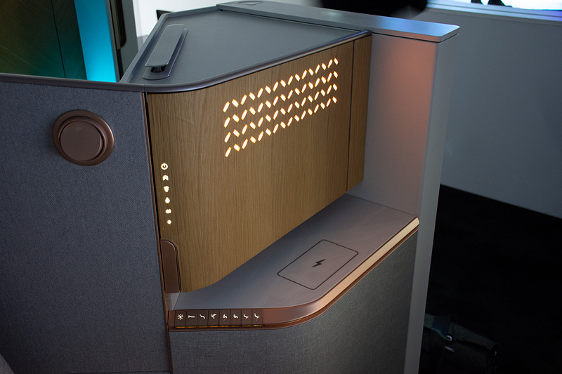 シート横の小物入れの扉は読書灯のスイッチなども兼ねている