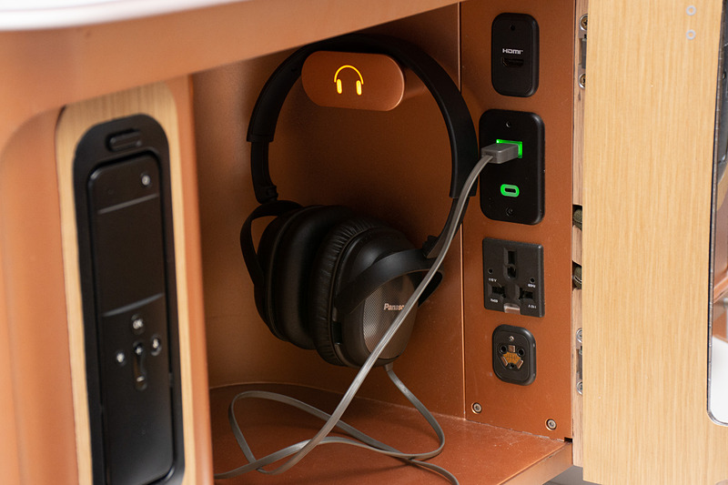 扉を開くとHDMI入力やUSB充電ポート、ユニバーサルコンセントなど充実の装備