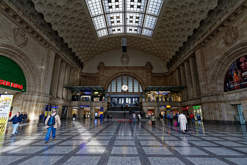 広大なエントランスと駅前の風景