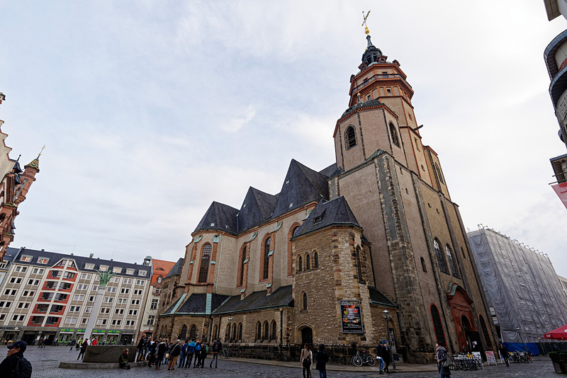 聖ニコライ教会と、広場に設置された平和の泉