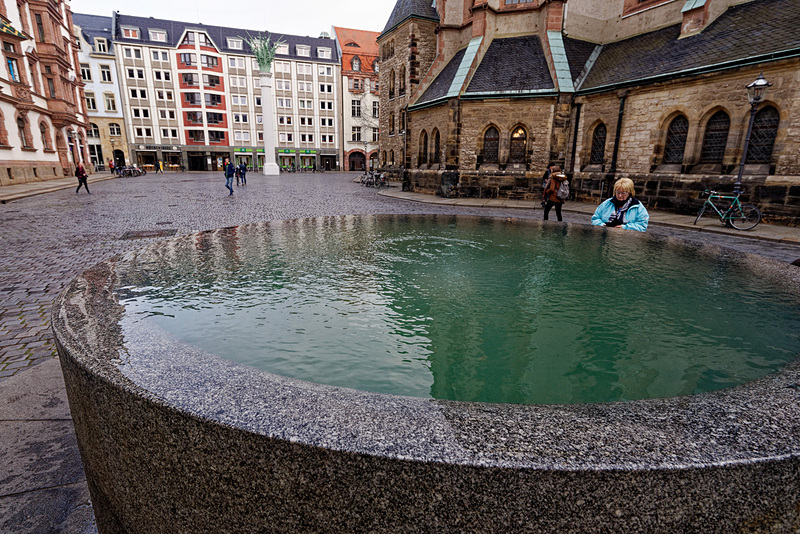 聖ニコライ教会と、広場に設置された平和の泉