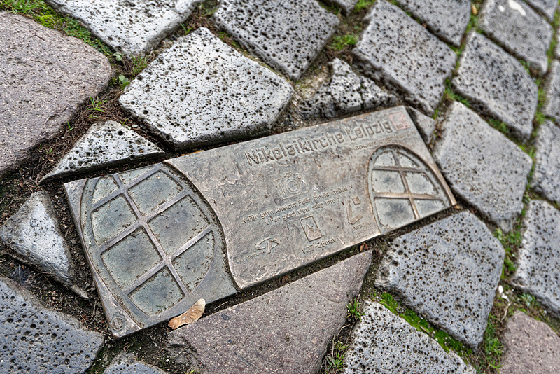 聖ニコライ教会は「ここから撮るとベストアングル」としているマークが地面に描かれている