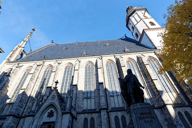 聖トーマス教会の前に設置されたバッハの銅像