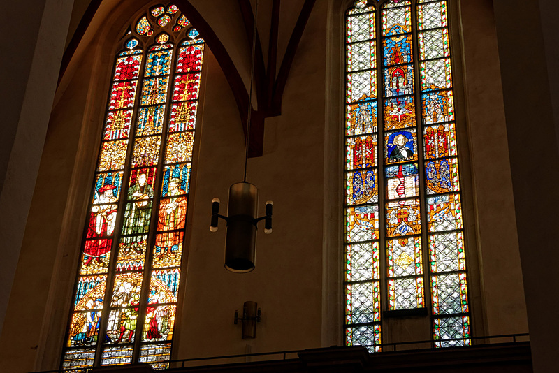 鮮やかなステンドグラスがふんだんに使われている