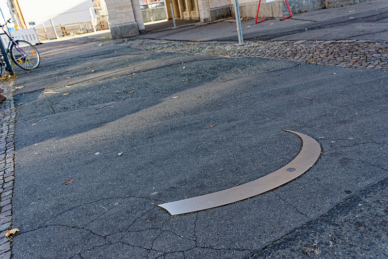 石畳の地面のところどころにある矢印プレート。指し示す方向に向かうと音楽関連の観光スポットが見つかる