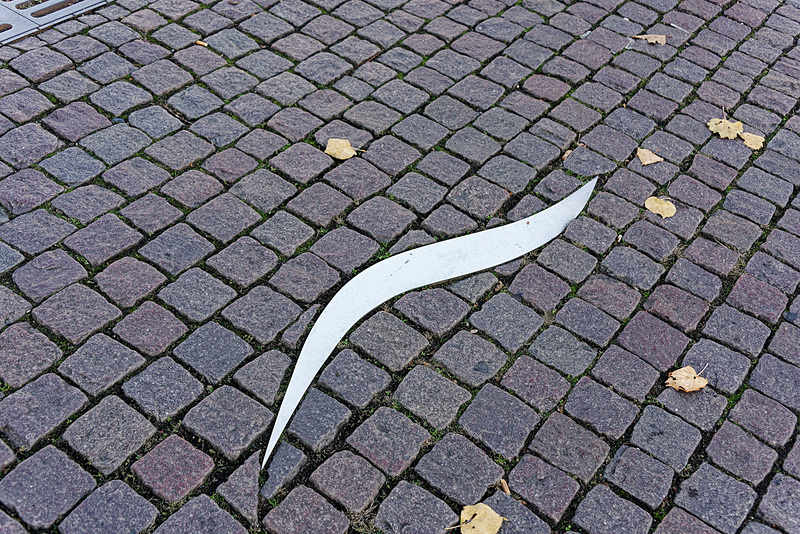 石畳の地面のところどころにある矢印プレート。指し示す方向に向かうと音楽関連の観光スポットが見つかる