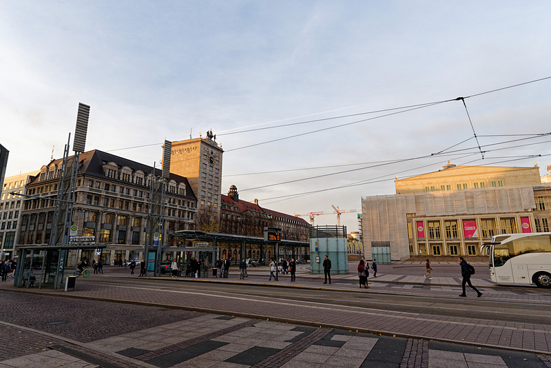 右に見えるのがライプツィヒ歌劇場