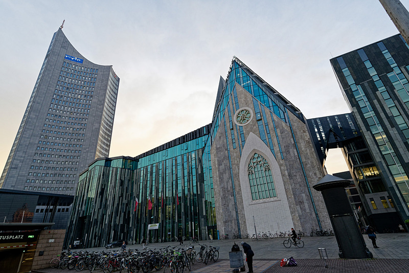 本をモチーフにしたというパノラマタワー（左）とライプツィヒ大学（右）