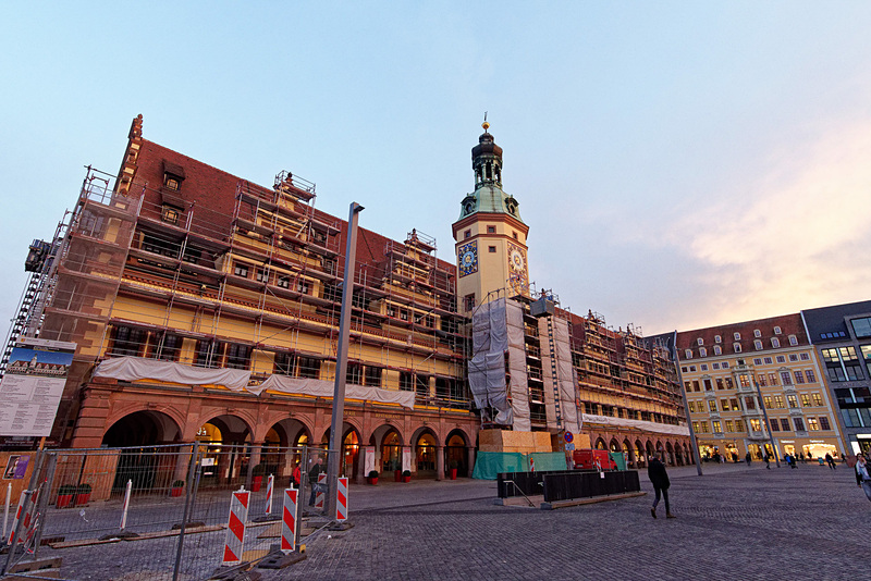 1900年まで使っていた旧市庁舎（改装中）と広場