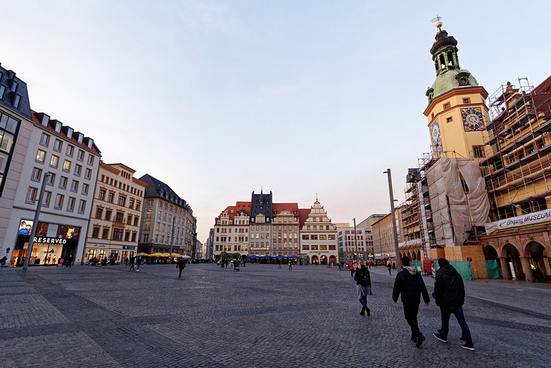 1900年まで使っていた旧市庁舎（改装中）と広場