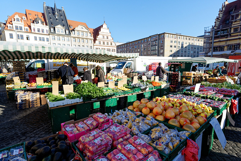 この広場は朝になるとマーケットが開かれる