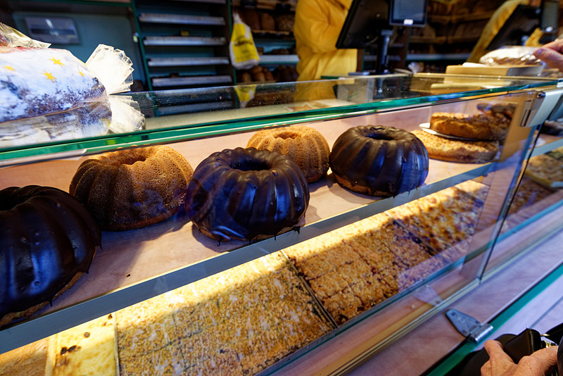 日本ではあまり見ないユニークなパンも