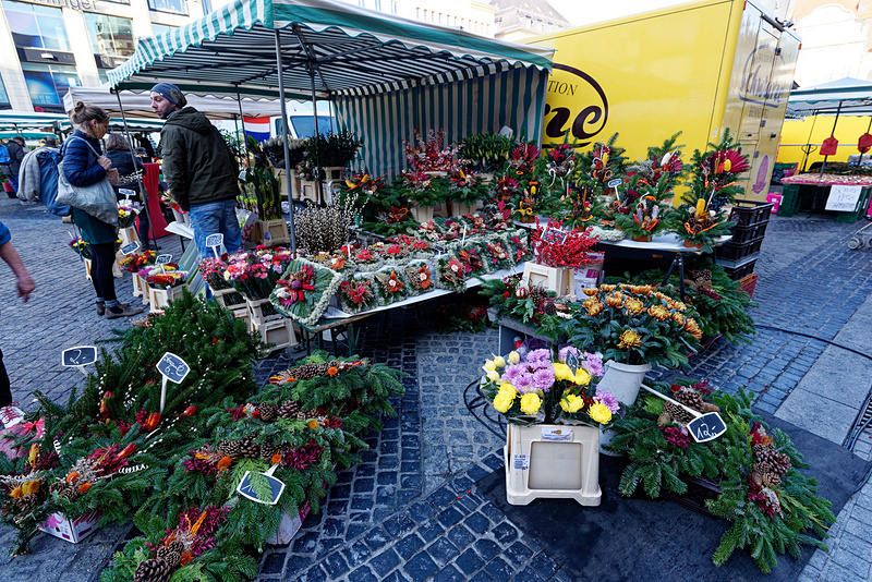 クリスマス前の季節だったこともあるのか、クリスマスリースのような飾りも売られていた