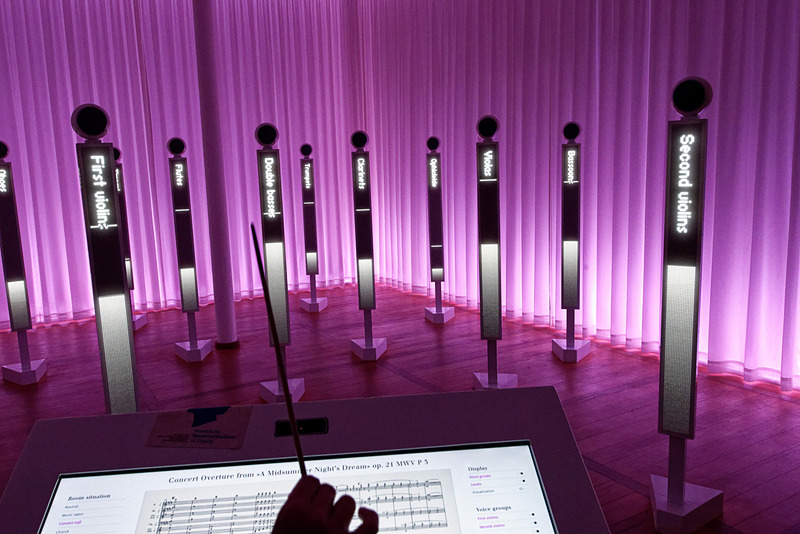 指揮棒を振ると、その動きに合わせて流れる曲のテンポが変わる。ウィーンの「音楽の家」にあったアトラクションと似ている