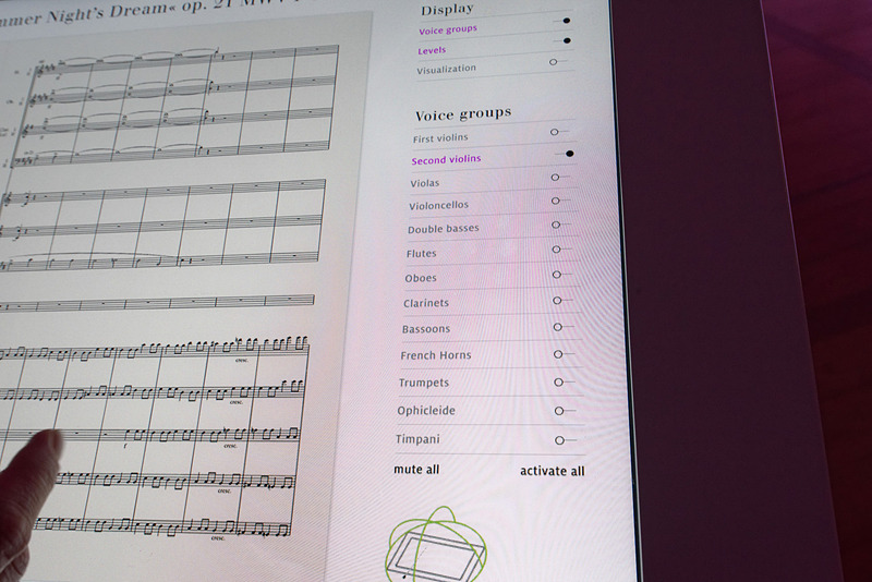 メンデルスゾーンの「真夏の夜の夢」を演奏中。パートごとのメロディのオンオフが可能になっている