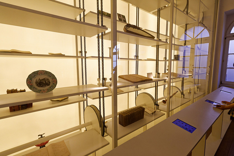 調度品が昇降台でゆっくり動いている。手前にあるタブレットで品々の詳細が分かる