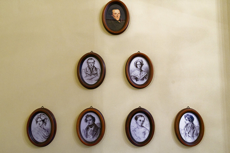 メンデルスゾーン（下段左から2番目）とその親兄弟の肖像