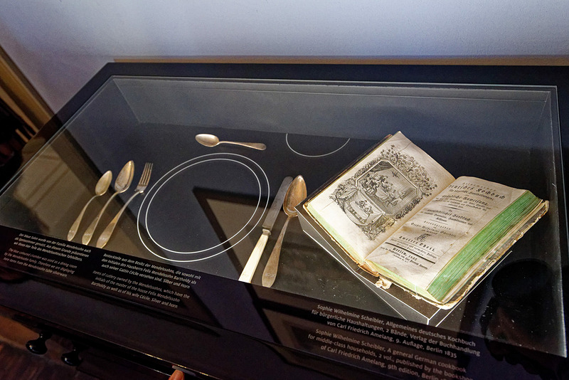 家族が使っていたカトラリーと料理本
