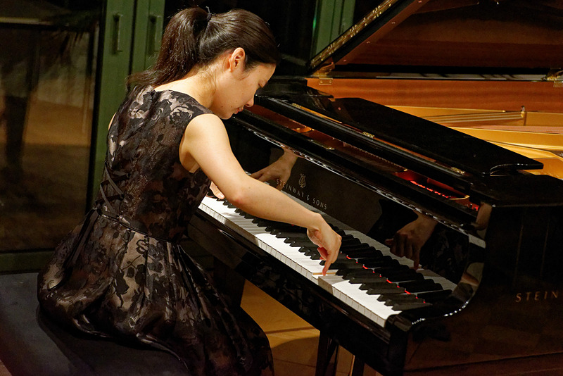 ピアノ演奏を披露する渡辺さん