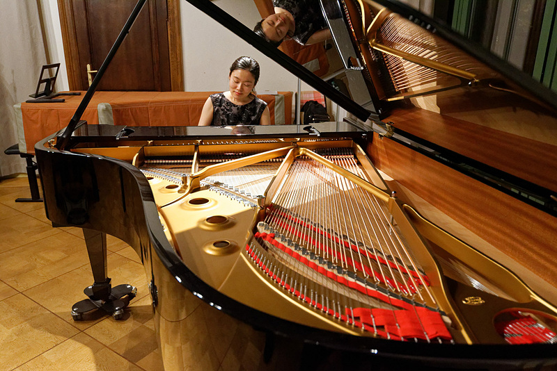 ピアノ演奏を披露する渡辺さん