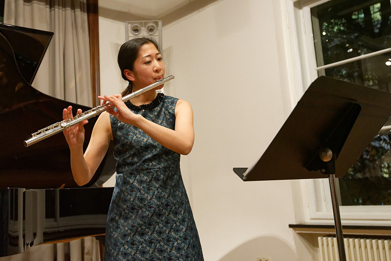 フルートと古楽器を使い分ける大井さん。音の出し方も指使いもかなり異なるという