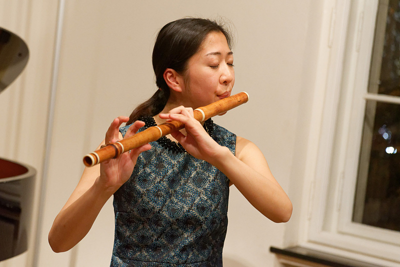 フルートと古楽器を使い分ける大井さん。音の出し方も指使いもかなり異なるという