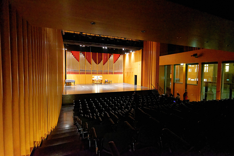 大ホールには大型のパイプオルガンが設置。夜にもかかわらず熱心に練習している中国人学生の姿もあった