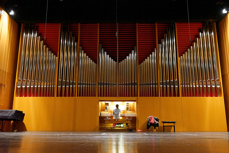 大ホールには大型のパイプオルガンが設置。夜にもかかわらず熱心に練習している中国人学生の姿もあった