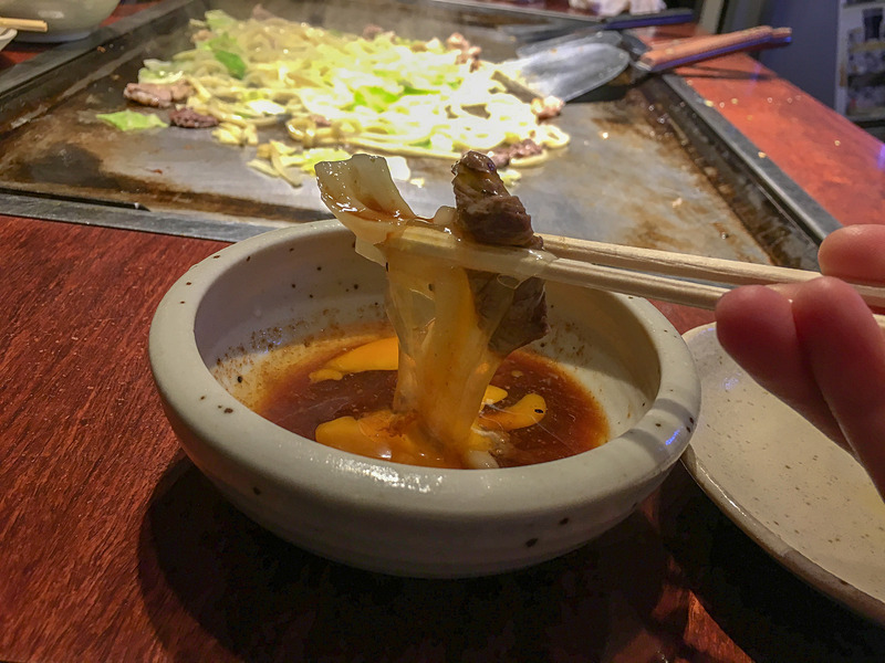 生卵入りのつけだれに付けて食べる絶品ホルモン焼きうどん