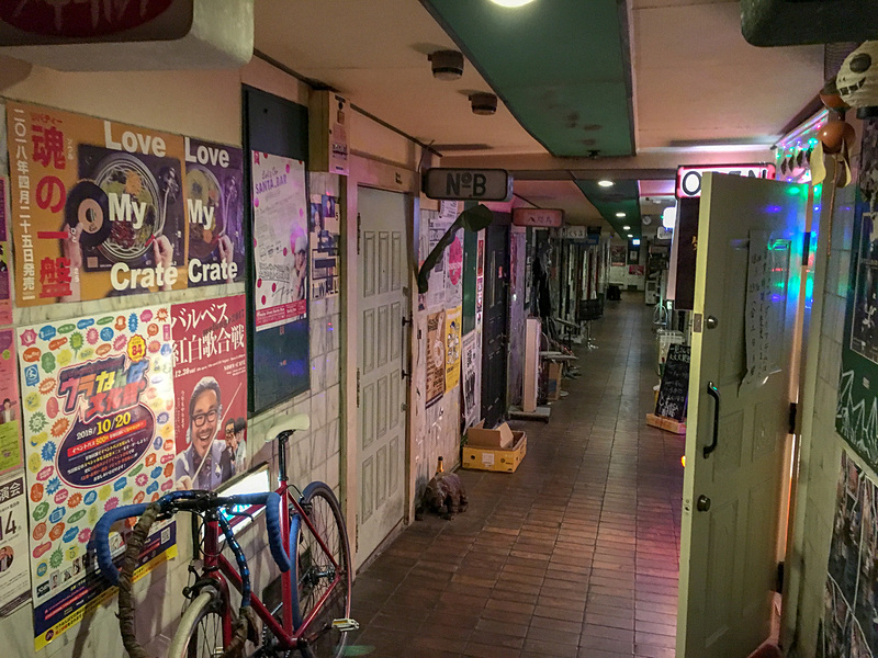 アングラ臭ムンムンの味園ビル内
