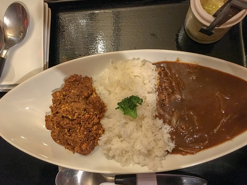 キーマと欧風の合いがけ。スパイスの中にしっかり旨味が