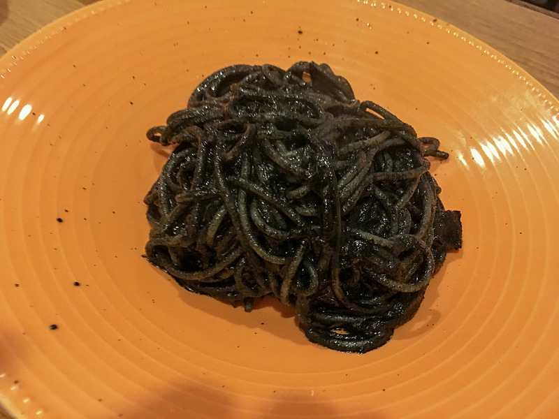 イカ墨のスパゲッティ