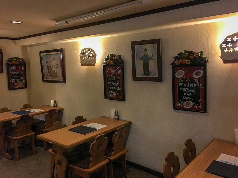 ウッディで温かな雰囲気の店内
