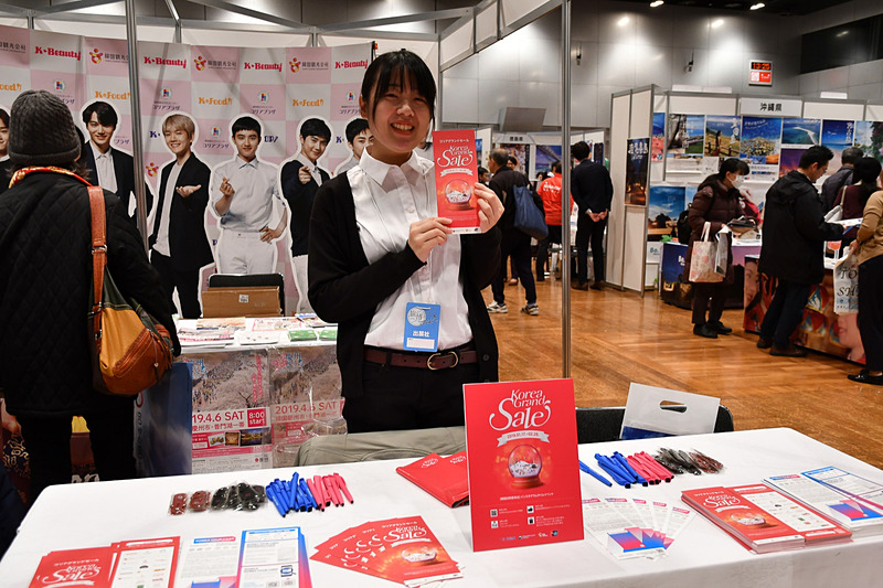 韓国観光公社はFacebookページやInstagramアカウントへの「いいね」で、限定のボールペンやスマホ背面用のグリップをプレゼント。ボールペンはスマホのスタンドになる溝や芯先がタッチペンに変わる機構を備えた便利アイテム