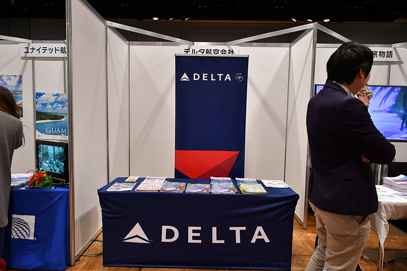 福岡～ホノルル線を運航しているデルタ航空は、ハワイ関連の観光パンフレットを配布していた