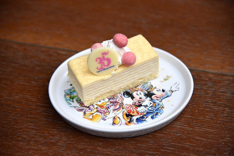 癒し度抜群な「ミルクレープ、スーベニアプレート付き」（780円）