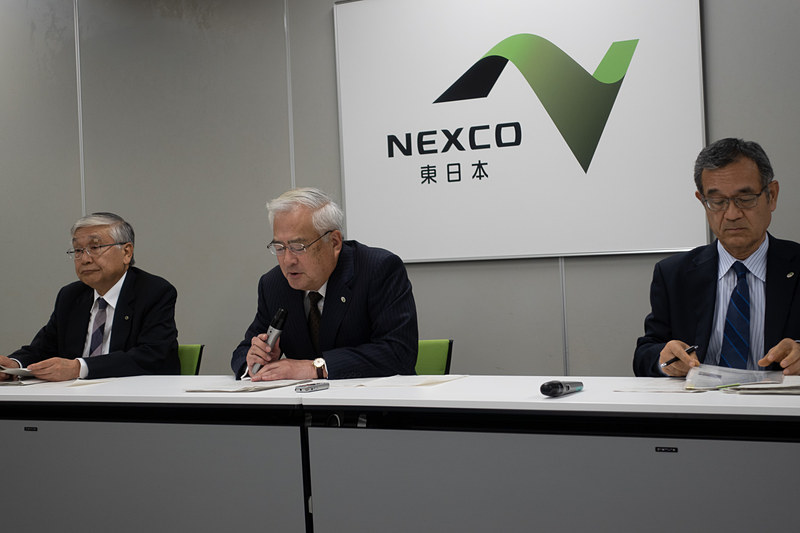 左から東日本高速道路 取締役兼副社長執行役員 管理事業本部長 遠藤元一氏、代表取締役社長 小畠徹氏、取締役兼常務執行役員 サービスエリア事業本部長 萩原隆一氏