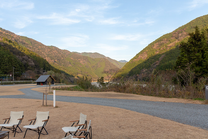 川沿いの広いエリアにキャンプ区画が30カ所用意されている