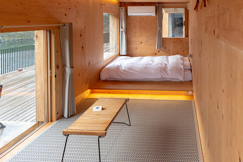 広さは11m<sup>2</sup>ほどで、2人ならそれほど狭く感じない。セミダブルベッドが用意されているので寝心地もよさそうだ