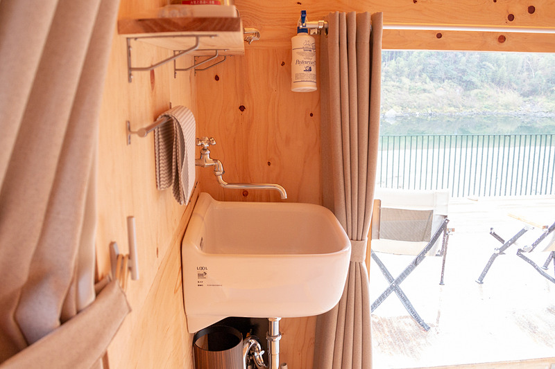 トイレはさすがに用意されていないが、顔を洗ったり、お湯を沸かしたりする程度は可能。ちなみに、部屋の中はニオイがつかないように調理や飲食は禁止（サンドイッチやおにぎり、コーヒーをいれる程度はOK）