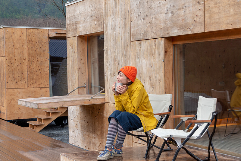 チェアに腰掛ければ自然に囲まれた贅沢な時間を楽しめる