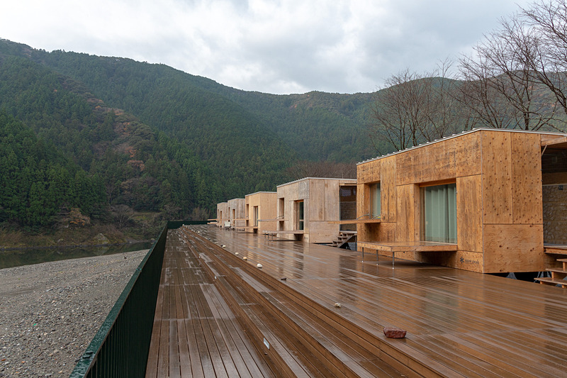 ウッドデッキからは美しい仁淀川や山並みを堪能できる。当日は雨混じりの空模様だったのがちょっと残念。また、住箱の裏手は桜並木なので、春は一味違う風景を楽しむことができる