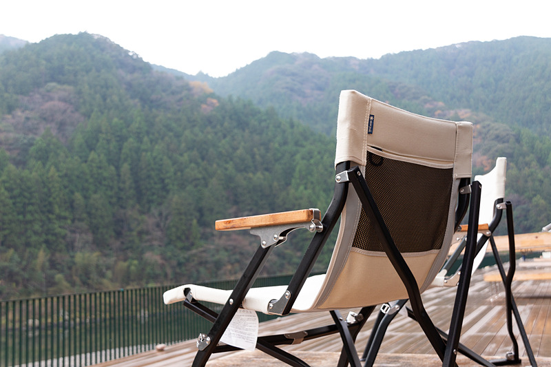 ウッドデッキからは美しい仁淀川や山並みを堪能できる。当日は雨混じりの空模様だったのがちょっと残念。また、住箱の裏手は桜並木なので、春は一味違う風景を楽しむことができる