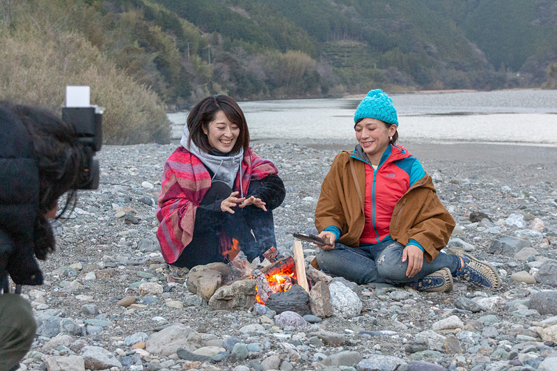 キャンプならではの焚火を前に語り合っているシーン