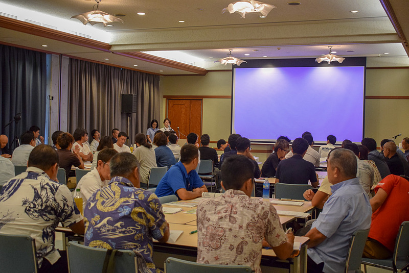 初開催となったマリンアクティビティに特化した沖縄観光危機管理セミナー。会場は9～9名ごとのグループで座席が用意されていた