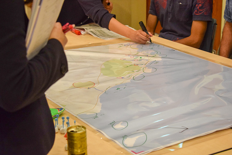 避難場所を書き込み、そこまでの経路を書き込む。沖にいる人の避難経路も書き込む