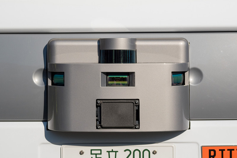 車両前方に取り付けられたLiDAR（ライダー）やミリ波レーダー