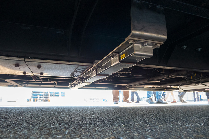 愛知製鋼が開発したMIセンサーを利用した磁気センサー。車体底部に2個取り付けられている