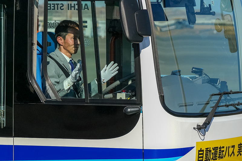自動走行中は運転手がハンドルからわずかに手を離している